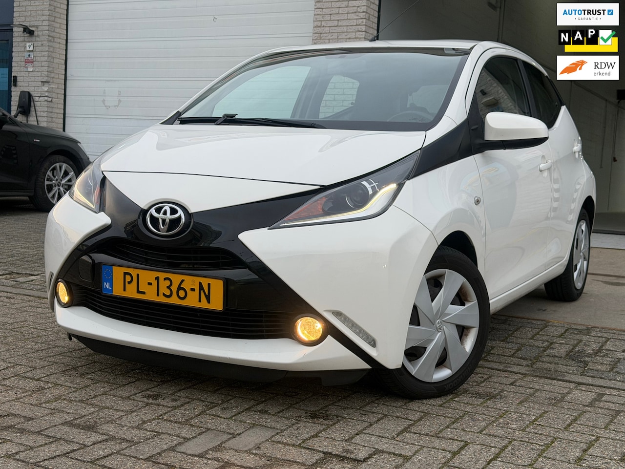 Toyota Aygo - 1.0 VVT-i x-play/ 5drs/ nap/ 1e EIG/ dealeronderhouden/ 1jaar apk/ volle opties. - AutoWereld.nl