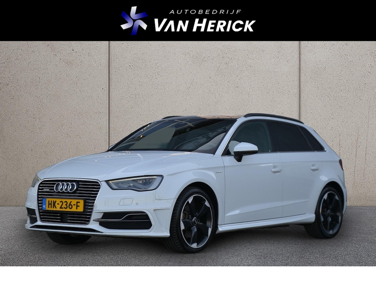 Audi A3 Sportback - 1.4 e-tron PHEV S-Line | Panoramadak | Trekhaak | Achteruitrijcamera - AutoWereld.nl