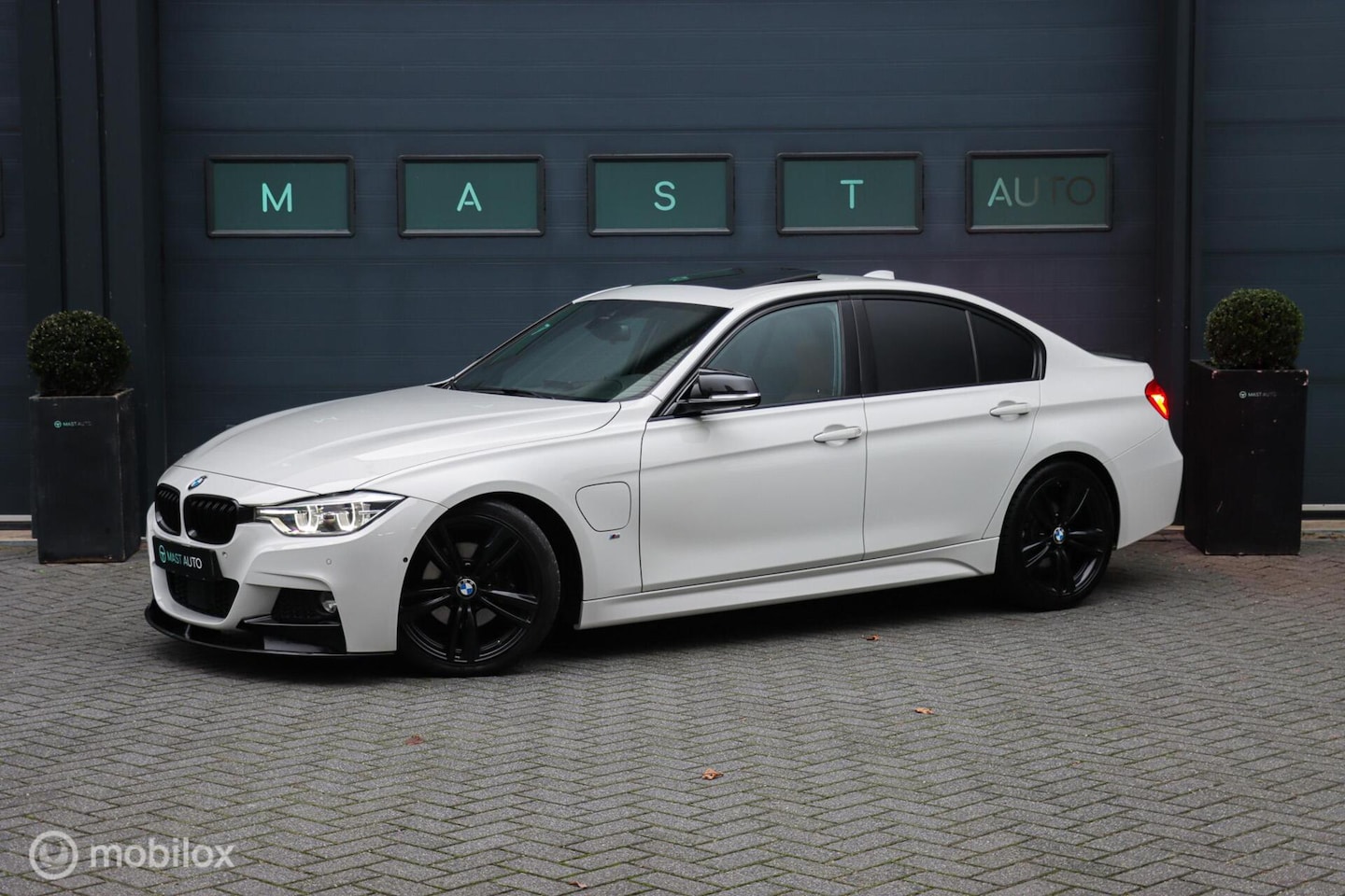 BMW 3-serie - 330e High Executive|M-sport|HUD|Schuifdak|Leder| - AutoWereld.nl