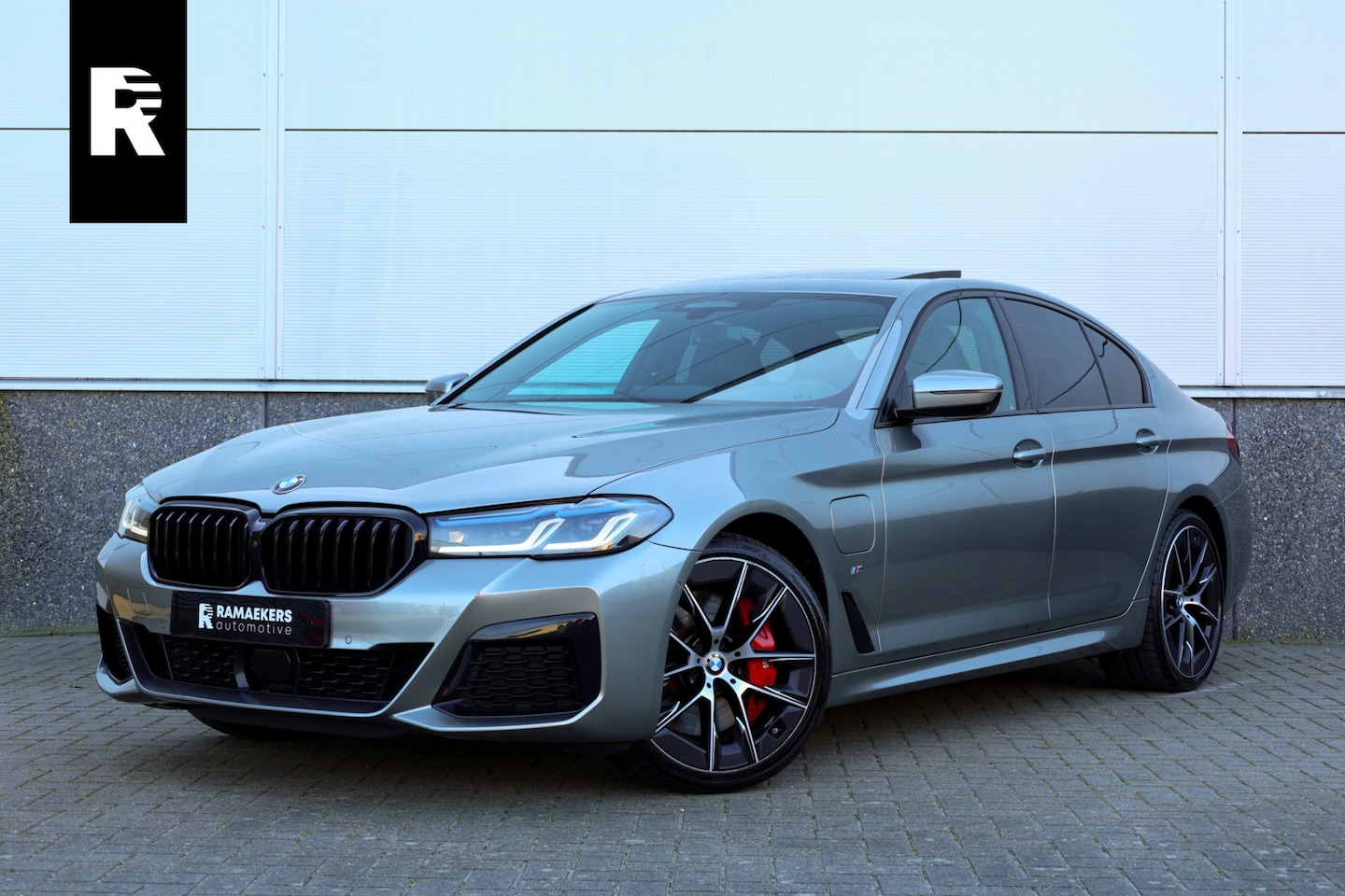 BMW 5-serie - 545e xDrive Individual Soft Close / M-zetels / Leder dashboard / - AutoWereld.nl