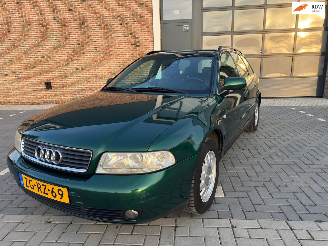 AUDI 8D A4