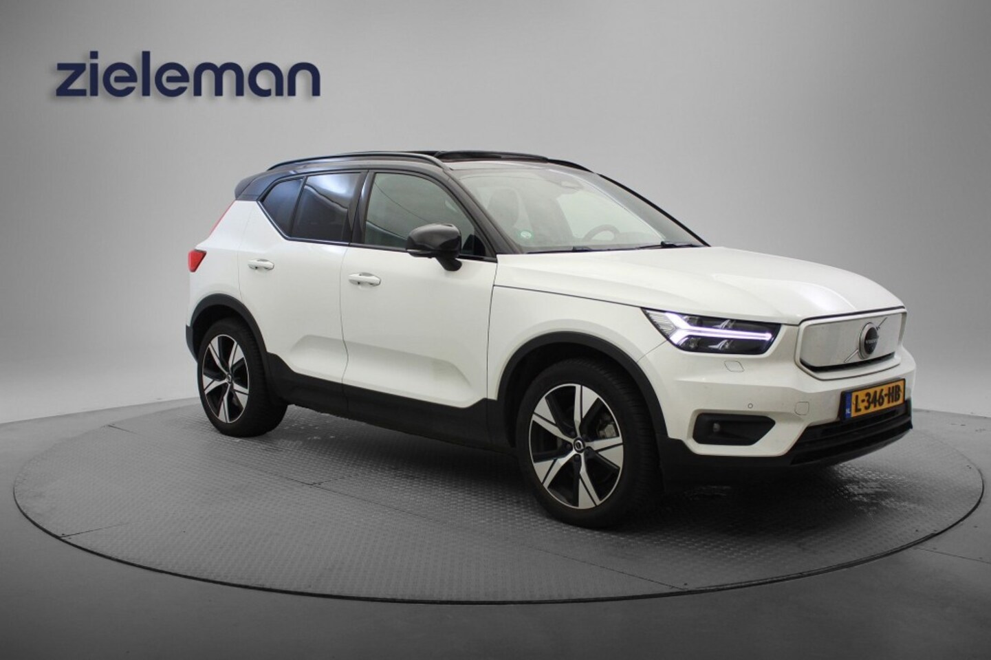 Volvo XC40 - Recharge P8 AWD R-Design - Carplay, panorama, Leer, Camera, Navi, Cruise, Stoel/Stuur Verw - AutoWereld.nl