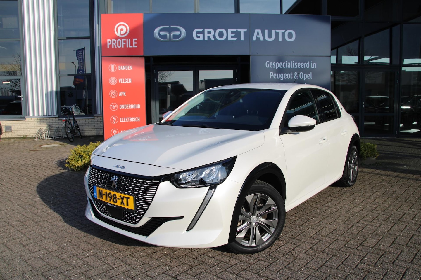 Peugeot e-208 - EV Allure Pack 50 kWh Airco Camera Carplay 35.860km 1e eig. dealer onderhouden - AutoWereld.nl