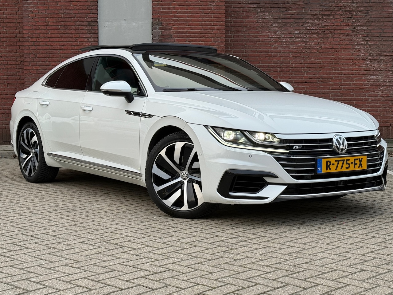 Volkswagen Arteon - 2.0 TDI Business R|PANNO|LEDER|360-CAMARA|FULL-OPTIONS - AutoWereld.nl