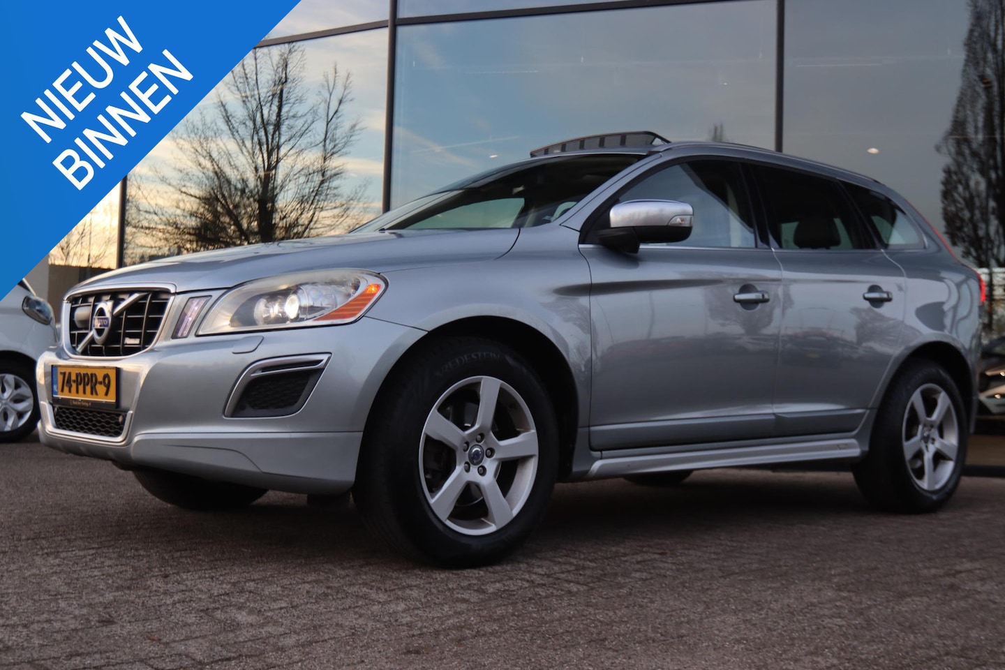 Volvo XC60 - 2.4 D5 AWD R-DESIGN | PANO | LEDER | XENON | CAMERA | BLIS | ADAPT. CRUISE - AutoWereld.nl
