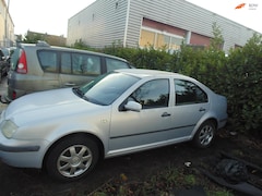 Volkswagen Bora - 1.6 Trendline SEDAN