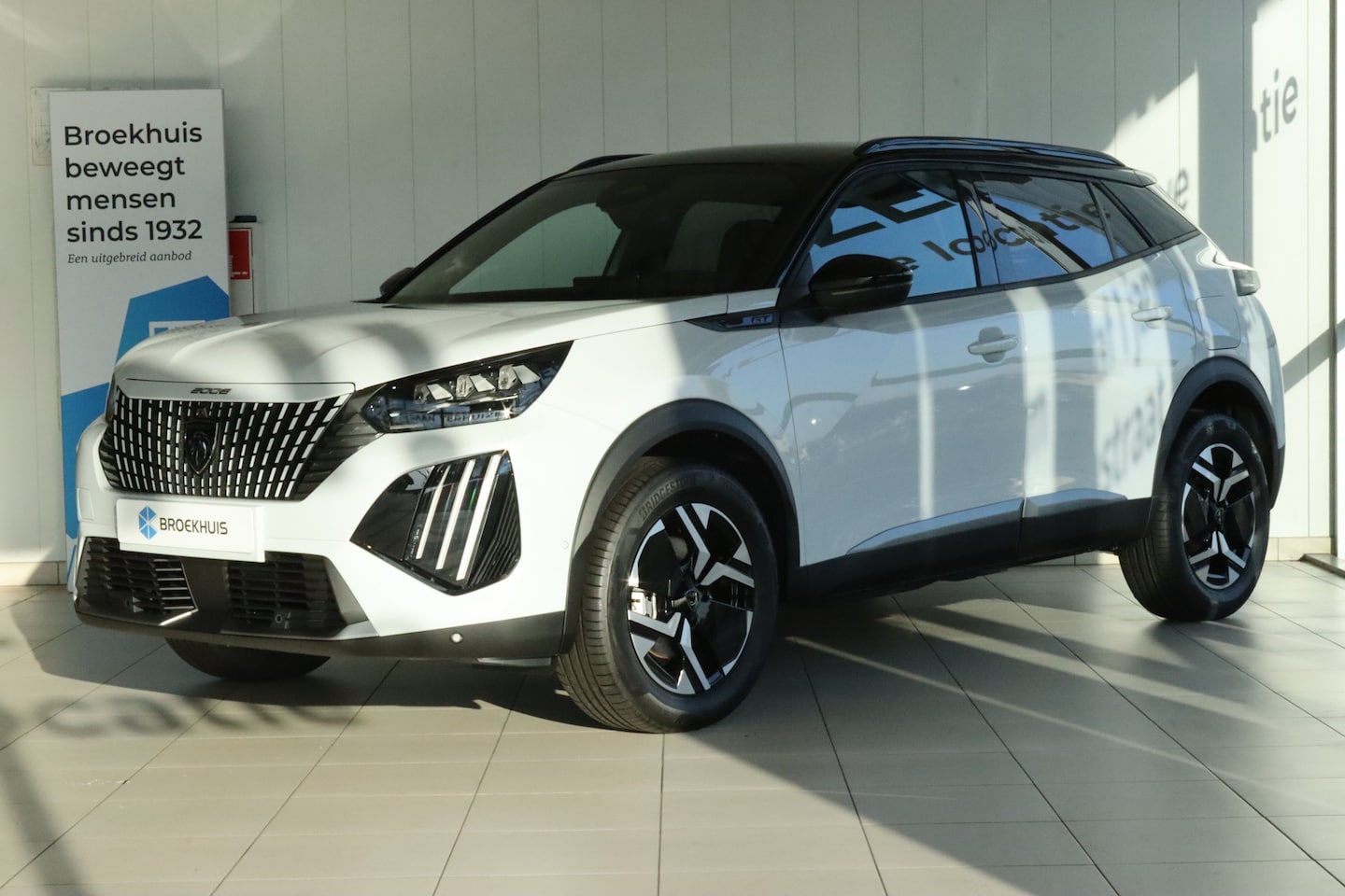 Peugeot 2008 - GT 145PK | Adapt. Cruise | 360 Camera | Alcantara | Stoelverwarming | Massage | Navi - AutoWereld.nl