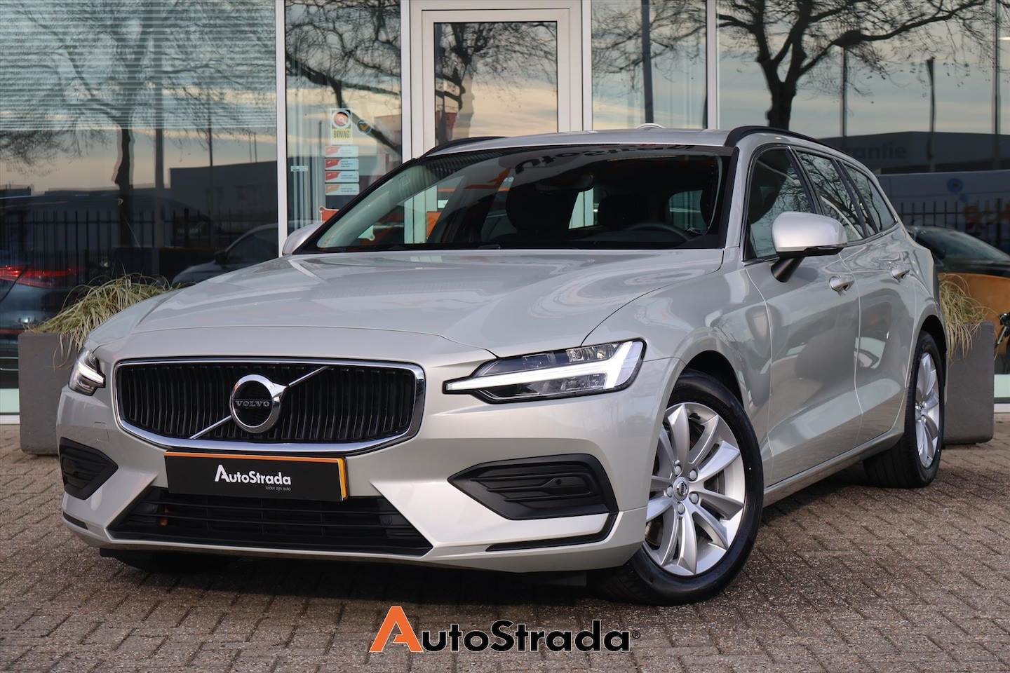 Volvo V60 - B3 Momentum Business 163pk | Harman/Kardon | ACC | Keyless | Stoelverwarming | Camera | Ca - AutoWereld.nl