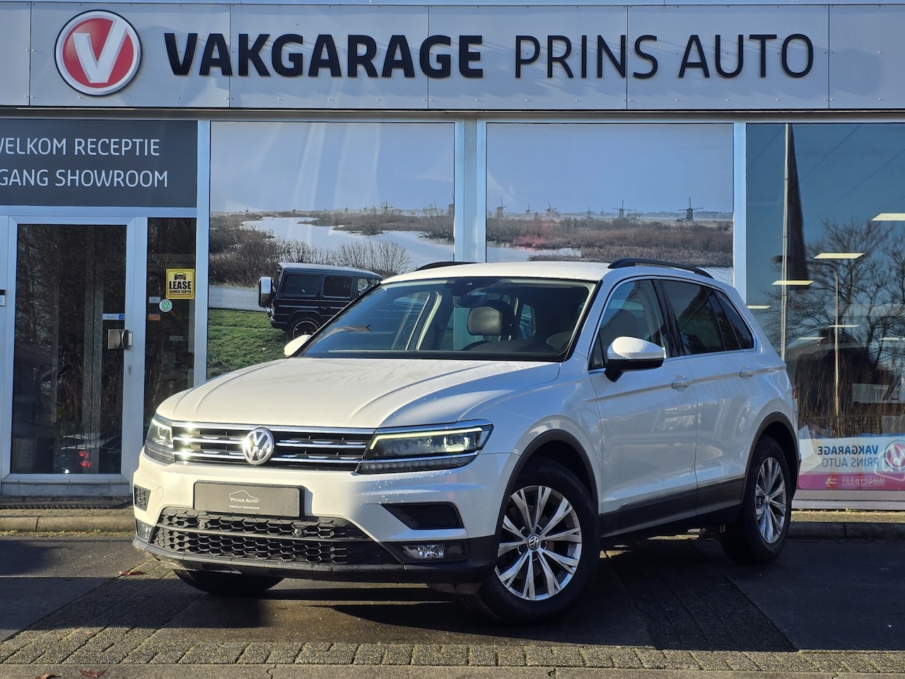 Volkswagen Tiguan - 1.5 TSI Comfortline |CARPLAY|ADAPTIVE CRUISE|DEALER ONDERHOUDEN| 4350 - AutoWereld.nl