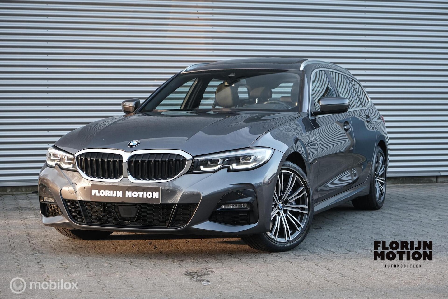 BMW 3-serie Touring - 330e High Executive | M Pakket | Pano | HUD | ACC | Stoelverw. | LED | Flippers | NL Auto - AutoWereld.nl