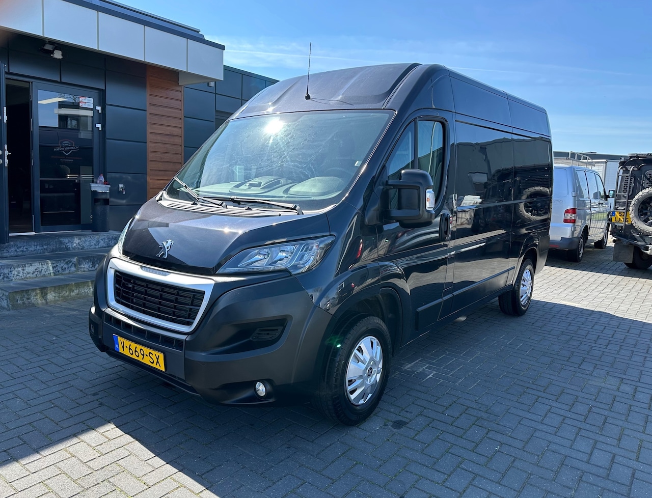 Peugeot Boxer - 330 2.0 HDI L2H2 ECC/Zwart/Navi/2018/130Pk - AutoWereld.nl