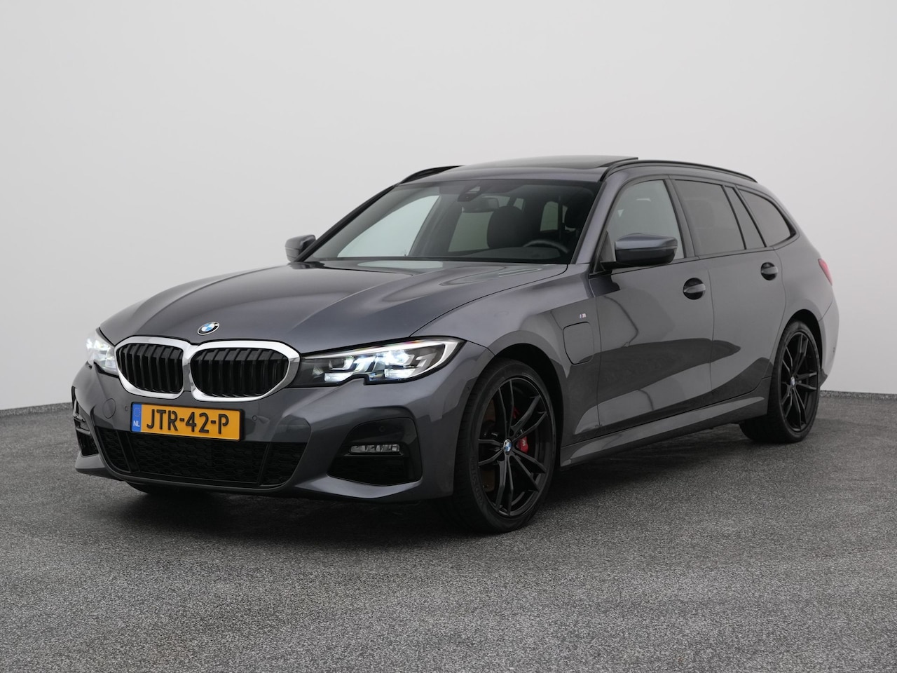 BMW 3-serie Touring - 330e xDrive High Executive M-Sport | PANO | CAMERA | TREKHAAK - AutoWereld.nl