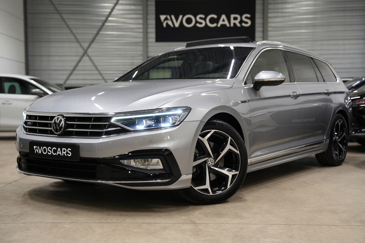 Volkswagen Passat Variant - 1.5 TSI R Line DSG * Pano - Trekhaak - Virtual - Keyless - Camera - ACC - App * - AutoWereld.nl