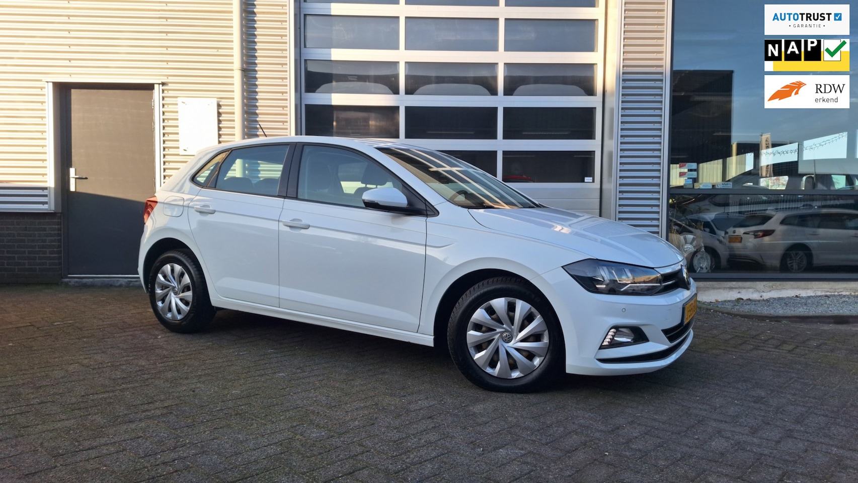 Volkswagen Polo - 1.0 TSI Comfortline/Apple Car play/Pdc V A/Cruise/ Dealer onderhouden/Top staat/ - AutoWereld.nl