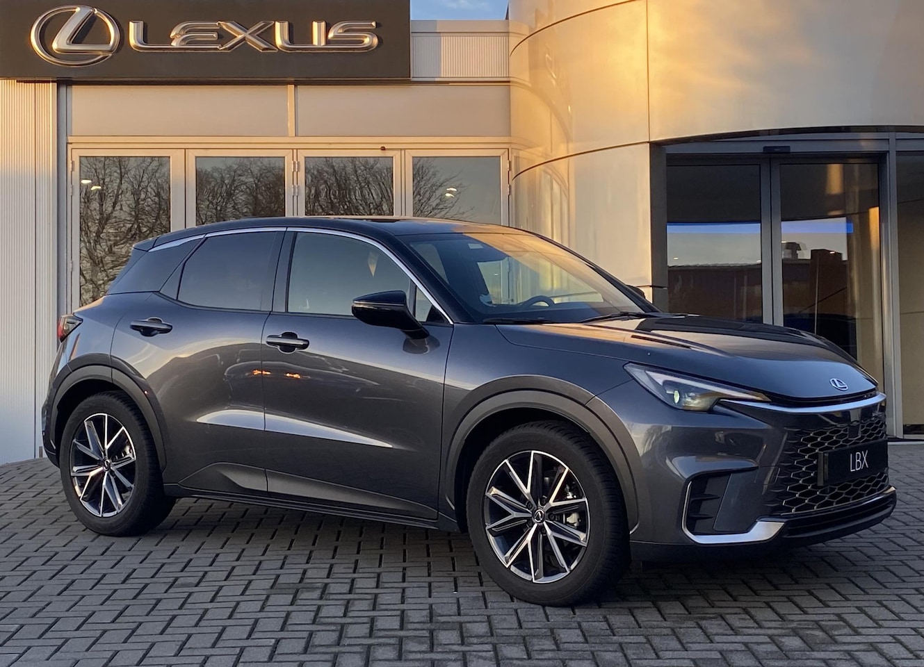 Lexus LBX - Emotion 2WD TECHPACK KEYLESS STOELVERW STUURVERW EL-ACHTERKLEP - AutoWereld.nl