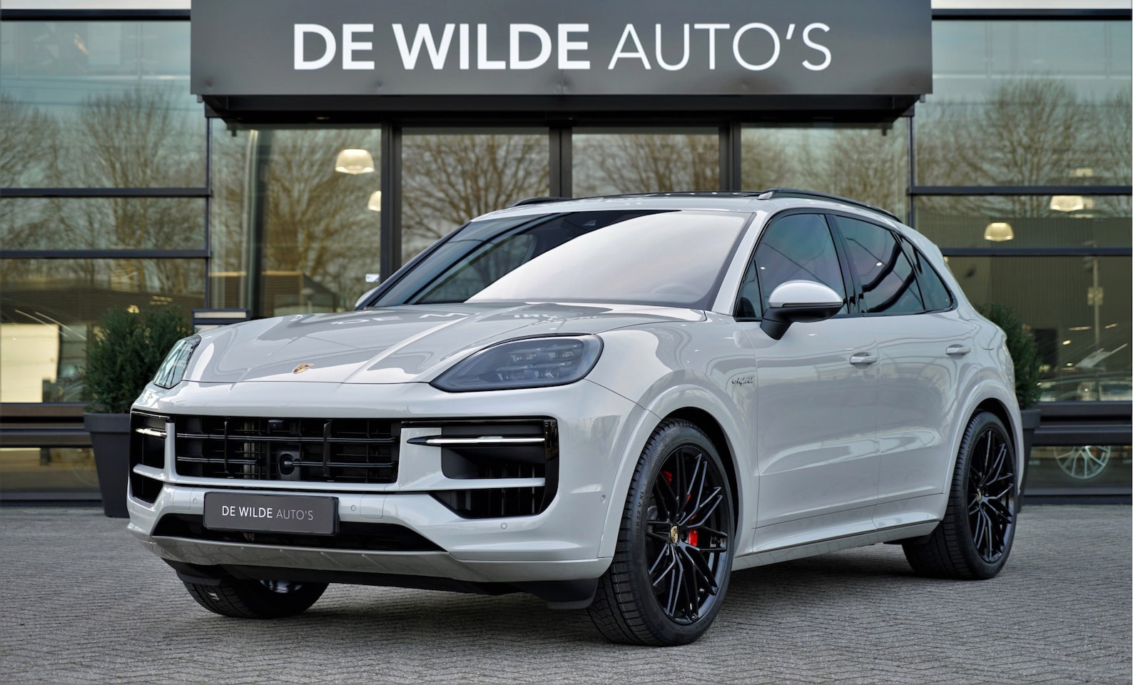 Porsche Cayenne - 3.0 S E-Hybrid SportDesign 520pk Krijt Pano SoftClose Trekhaak Head-up InnoDrive Keyless 3 - AutoWereld.nl