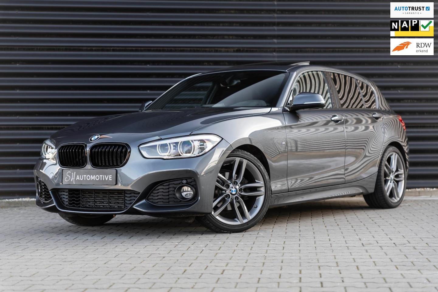 BMW 1-serie - 118i High Executive / PANO / CARPLAY / STOELVERWARMING - AutoWereld.nl