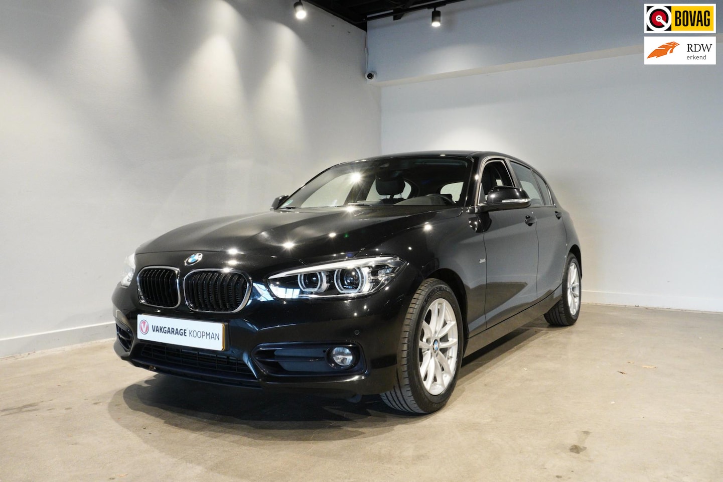 BMW 1-serie - 118i High Executive Automaat|Stoelverwarming|Trekhaak - AutoWereld.nl