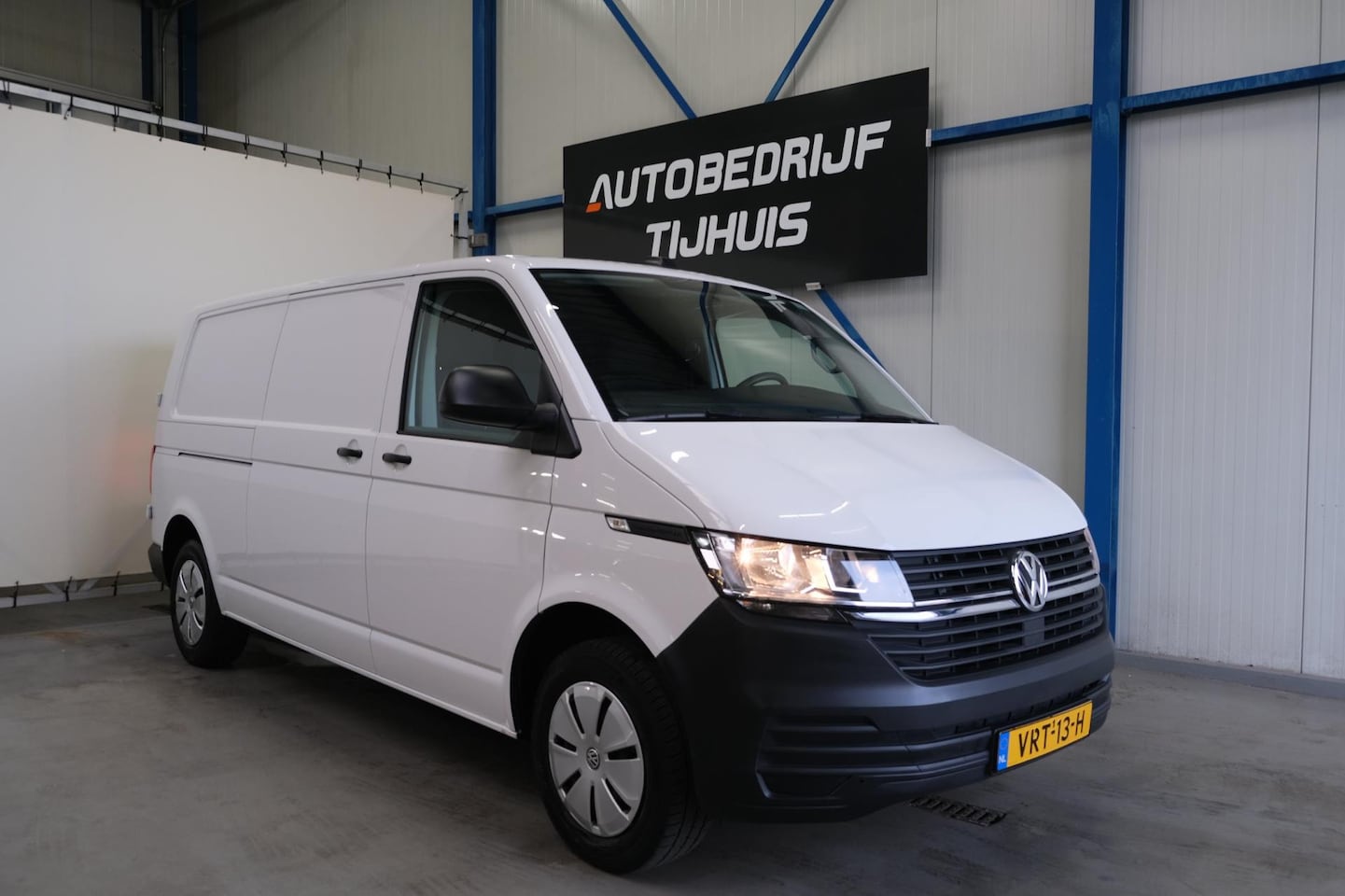 Volkswagen Transporter - 2.0 TDI L2H3 28 Comfortline - N.A.P. Airco, Cruise, Navi, PDC, Trekhaak. - AutoWereld.nl