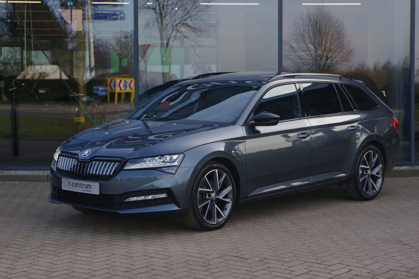 Skoda Superb Combi - 1.4 TSI iV 218 PK Sportline BNS PHEV, Trekhaak, Panoramadak, 4 x Stoelverwarming, 360 Came - AutoWereld.nl