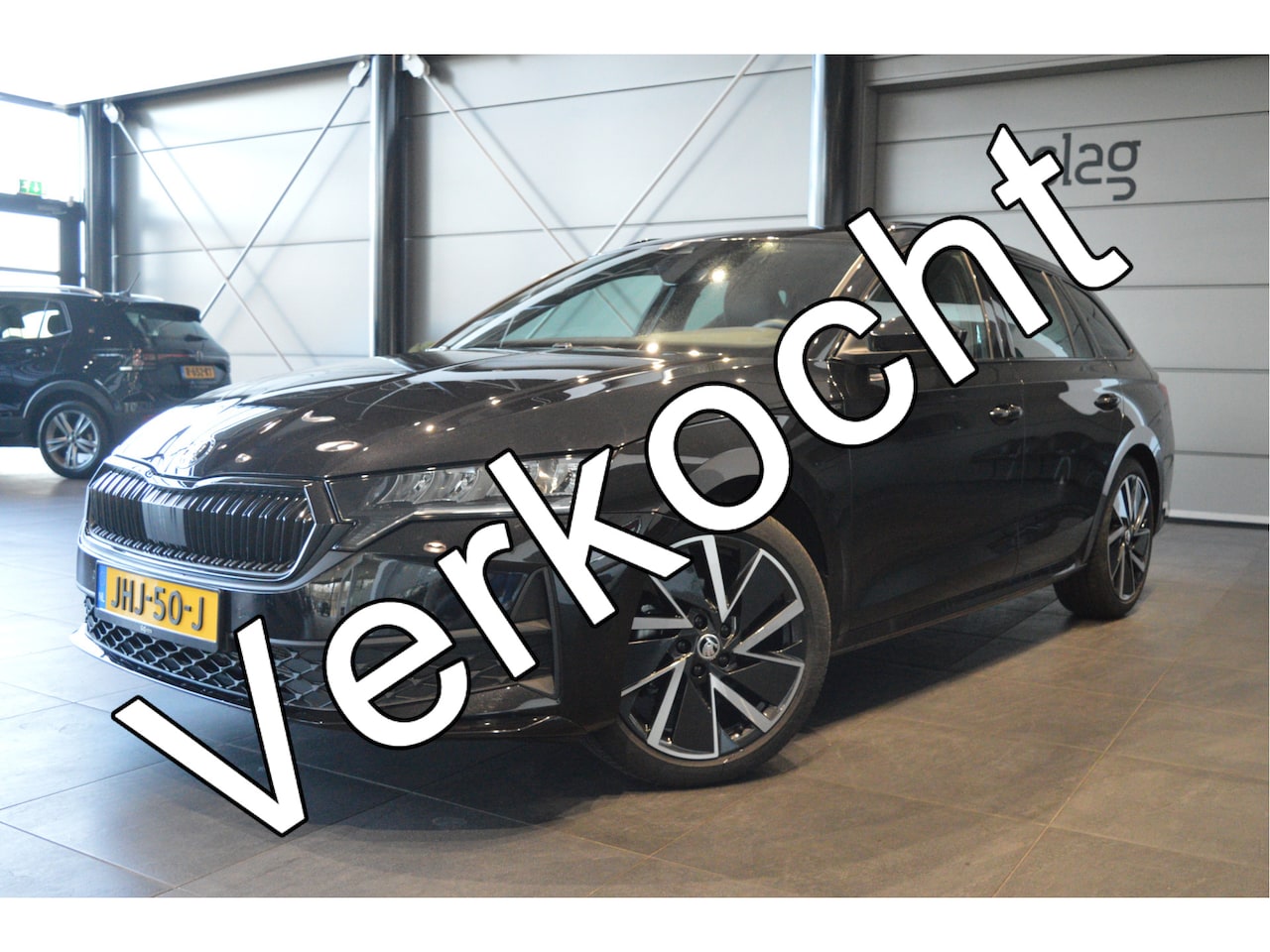 Skoda Octavia Combi - 2.0 TDI Sportline navi camera keyless trekhaak 18 inch !! - AutoWereld.nl