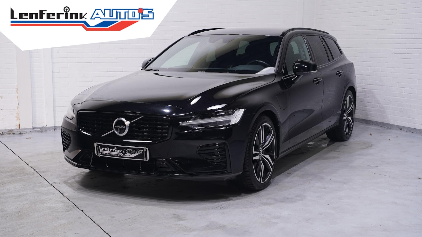 Volvo V60 - 2.0 T6 Recharge AWD R-Design Black-line private-glas Navigatie electr achterklep afneembar - AutoWereld.nl