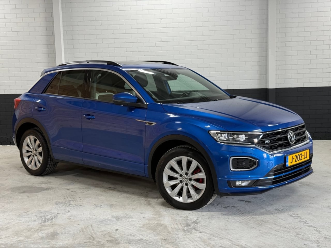 Volkswagen T-Roc - 1.5 TSI Sport BnsR Panoramadak / Virtual Cockpit / Camera / Afne - AutoWereld.nl