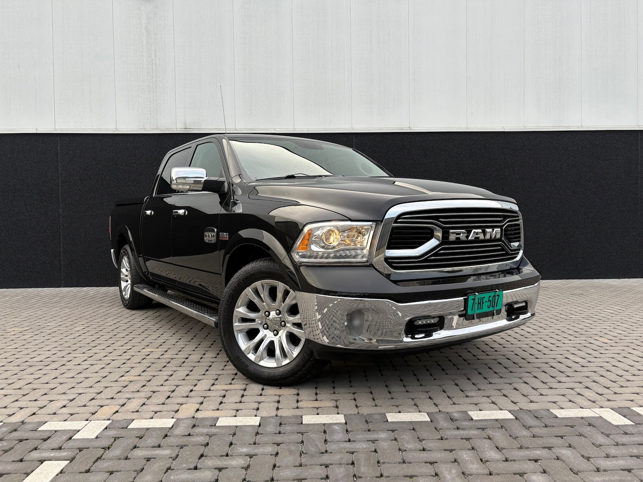 Dodge Ram 1500 - 5.7 V8 4x4 Quad Cab - Longhorn - Marge - Pano - AutoWereld.nl