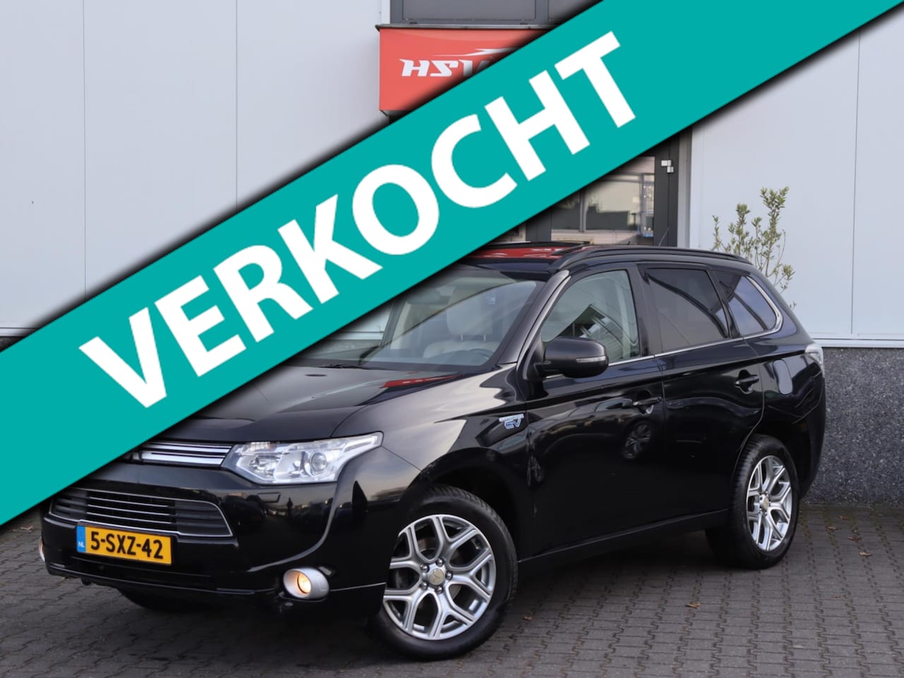 Mitsubishi Outlander - 2.0 PHEV instyle navi LEER schuif-dak - AutoWereld.nl