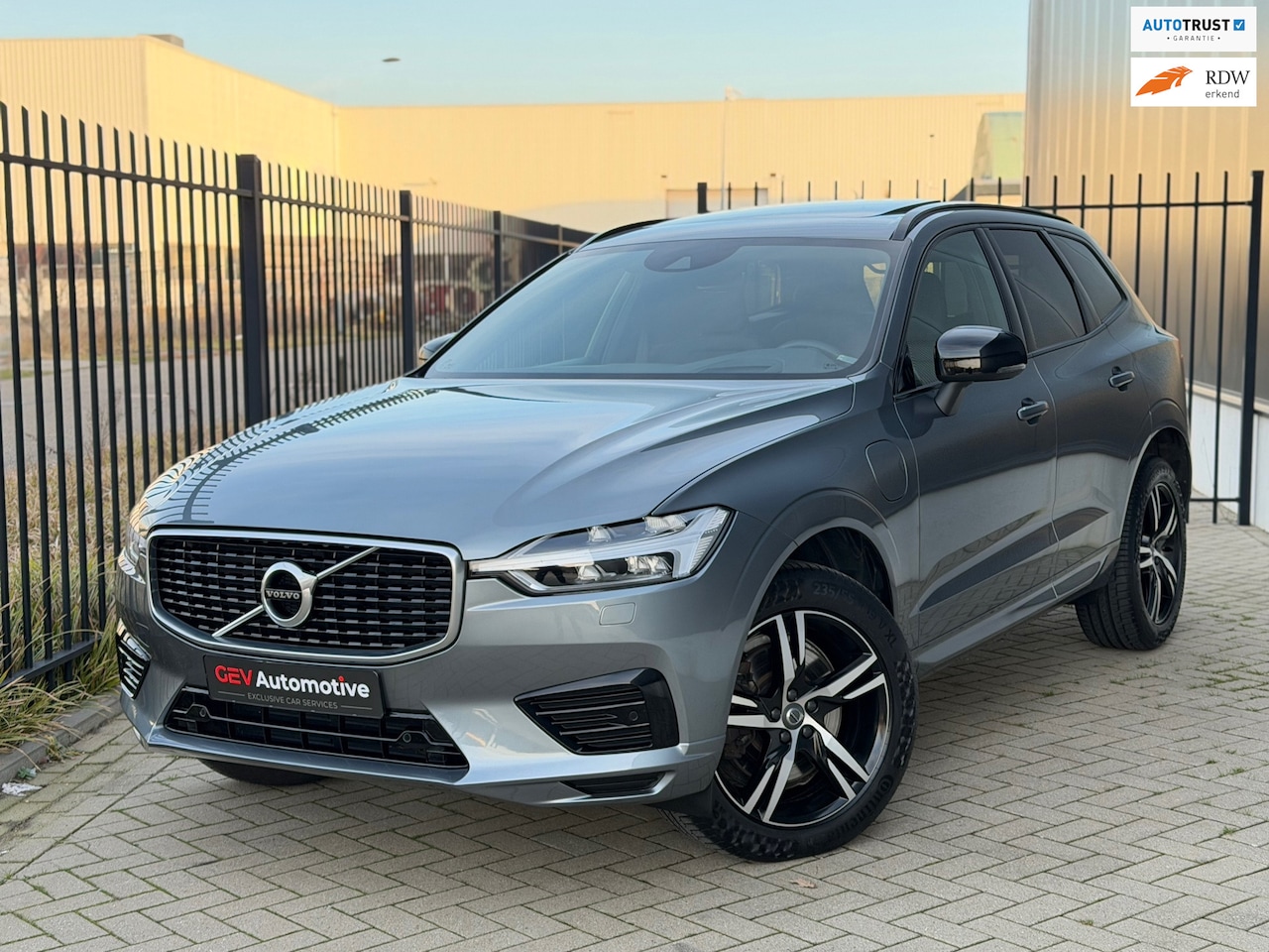 Volvo XC60 - 2.0 Recharge T8 AWD R-Design Pano H&K HUD Trekhaak Memory - AutoWereld.nl