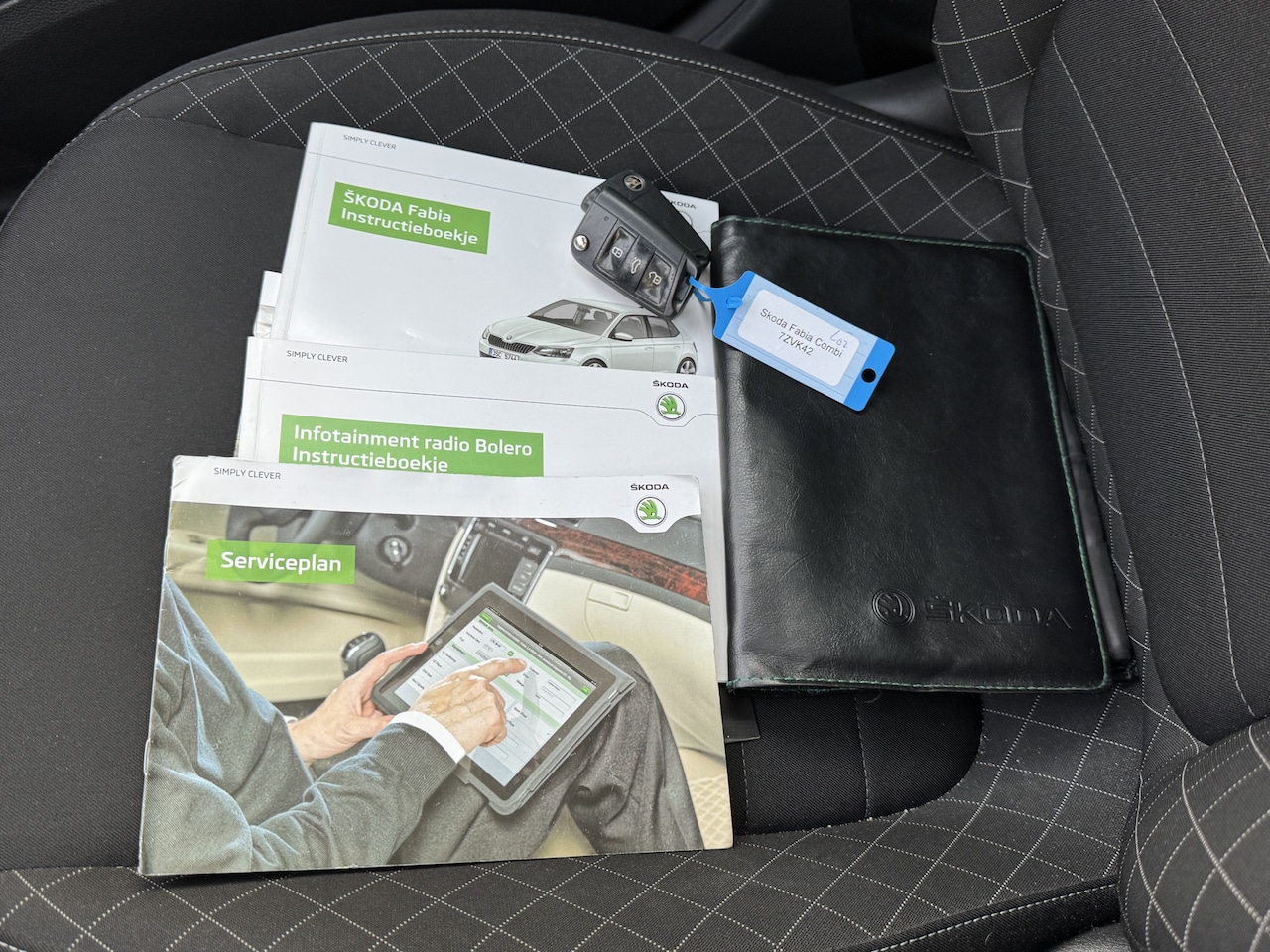 Skoda Fabia Combi - 1.2 TSI First Edition Style Panoramadak/Trekhaak/ST-verwarming/Clima/Cruise - AutoWereld.nl