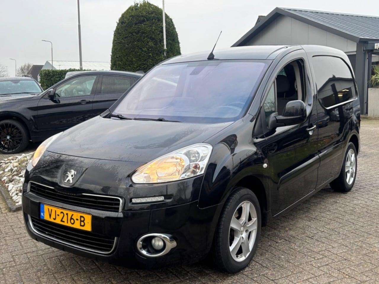 Peugeot Partner - 1.6 HDI Automaat Zwart 2014 MARGE Schuifdeur Trekhaak - AutoWereld.nl