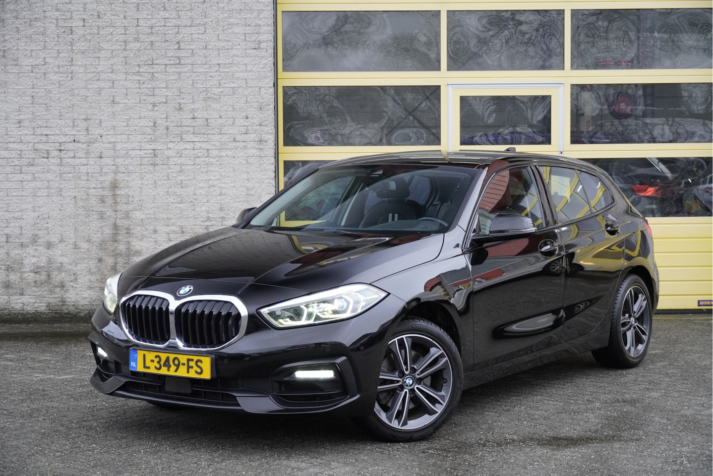BMW 1-serie - 116i Automaat! 5drs Sport Business Edition BJ2021 Lmv 17" | Led V+A | Pdc | Navi | Dashboa - AutoWereld.nl