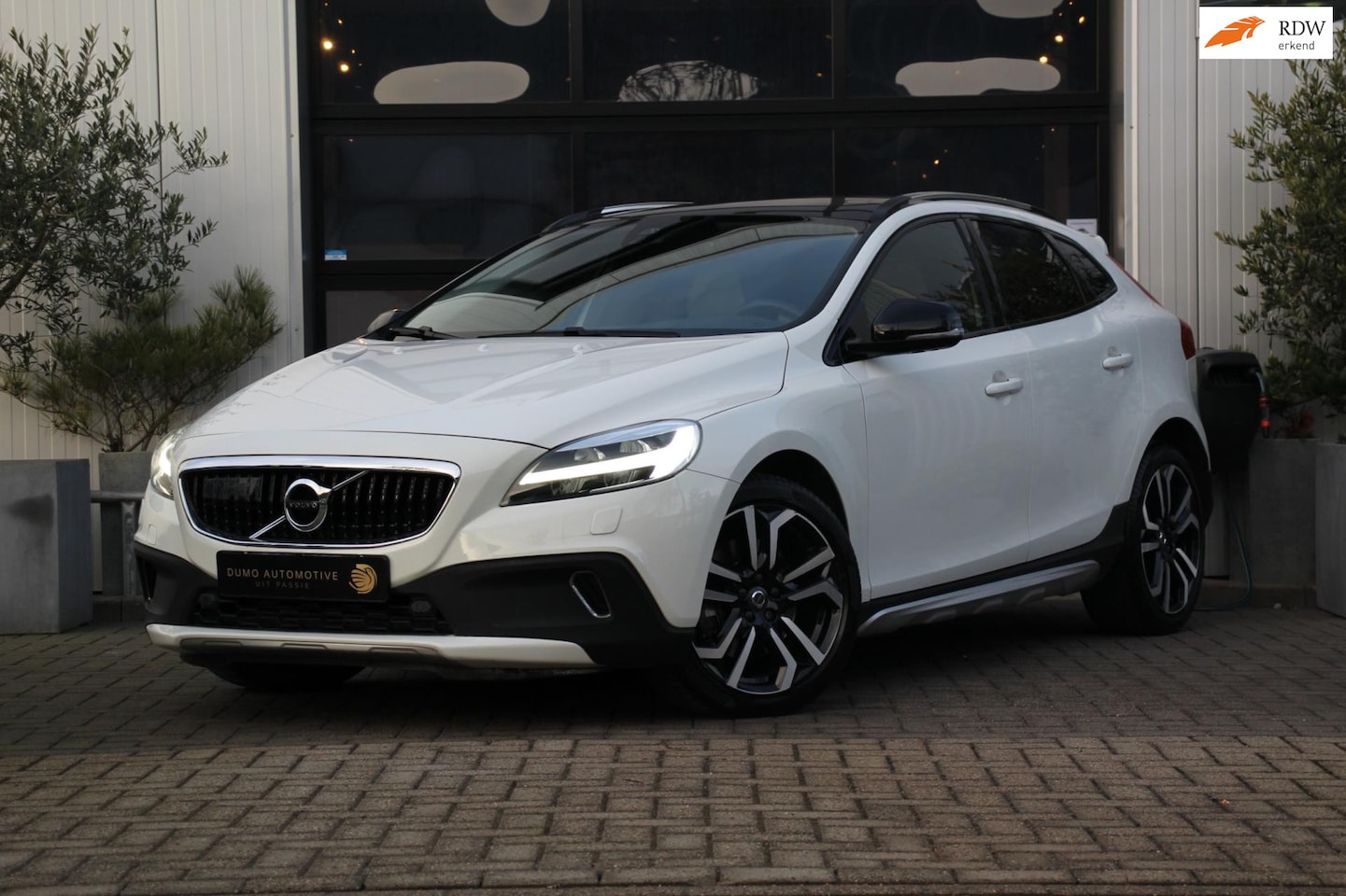 Volvo V40 Cross Country - 2.0 T5 AWD Summum H&K - FULL OPTIONS - PANORAMADAK - LEDER - TREKHAAK - ELEKTRISCHE STOELE - AutoWereld.nl