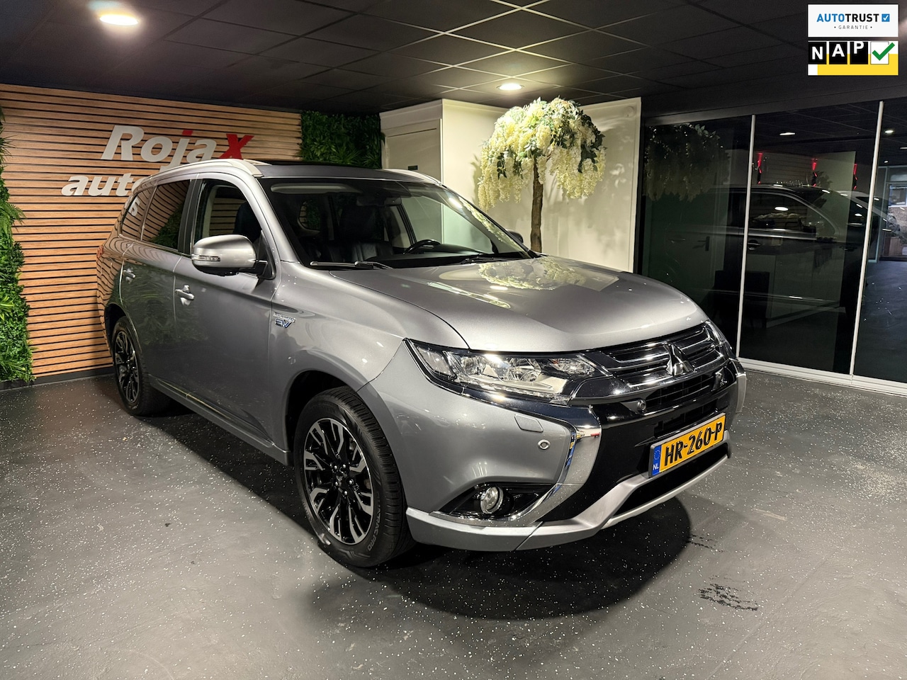 Mitsubishi Outlander - 2.0 PHEV instyle+ 360 CAMERA - LEDER - TREKHAAK - LANE ASSIST. - AutoWereld.nl
