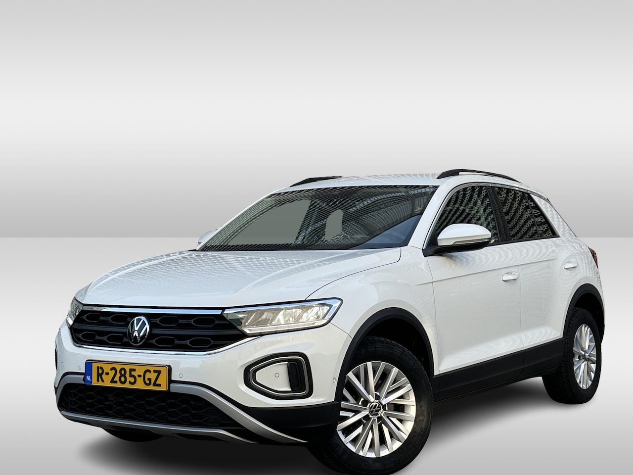 Volkswagen T-Roc - 1.5 TSI Life Business / Navigatie / App connect / Camera / Parkeersensoren V+A / Stoelverw - AutoWereld.nl