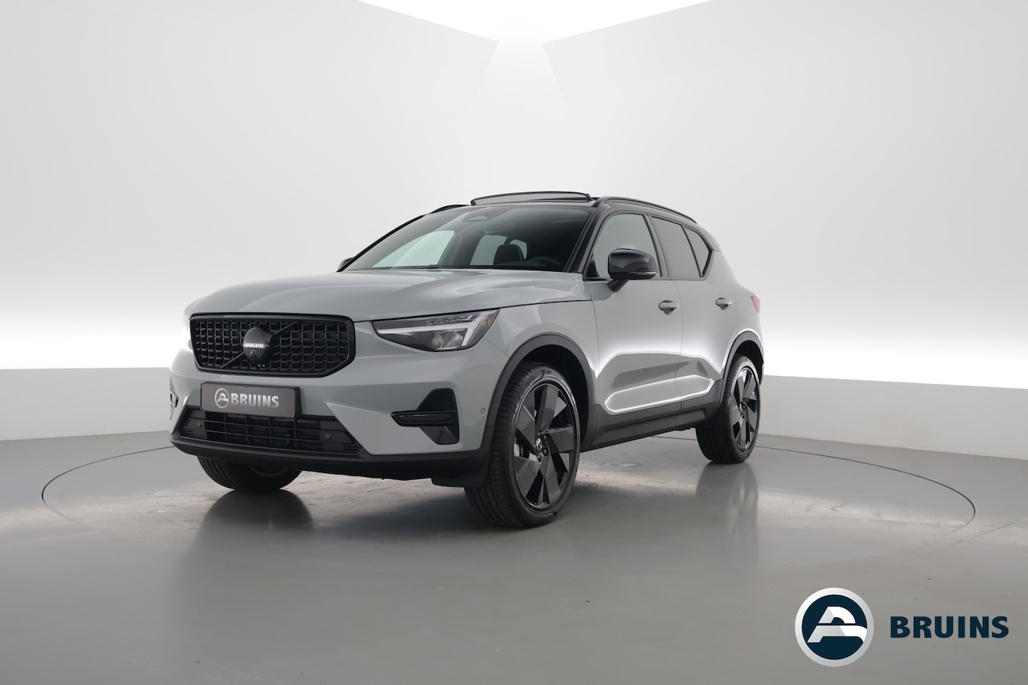 Volvo XC40 - 2.0 B3 Ultra Black Edition | MY26 | Pano-dak | H&K audio | ACC | 360 Cam | Mem stoelen | - AutoWereld.nl