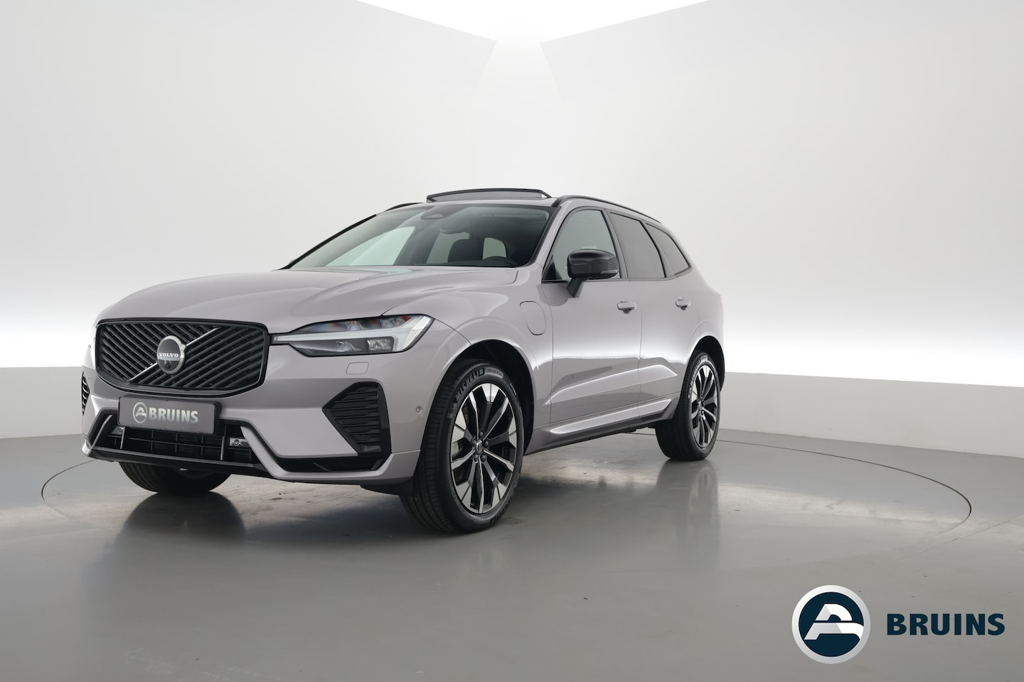Volvo XC60 - 2.0 T6 Plug-in hybrid AWD Plus Dark | Facelift | Pano | 360 camera | Trekhaak | Head-up | - AutoWereld.nl