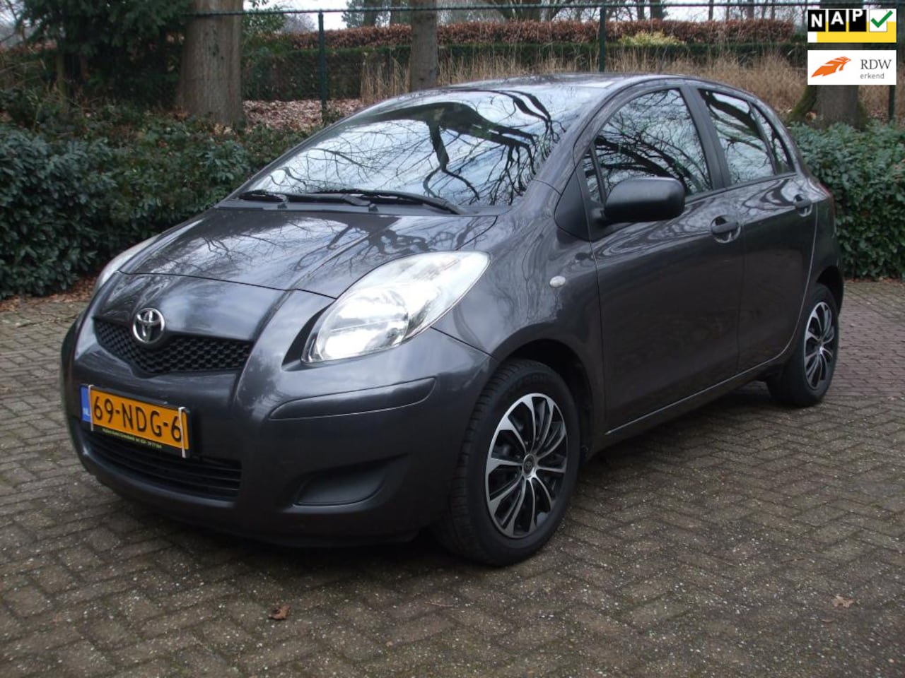 Toyota Yaris - 1.3 VVTi Comfort airco 5drs 178 dkm NAP antraciet - AutoWereld.nl