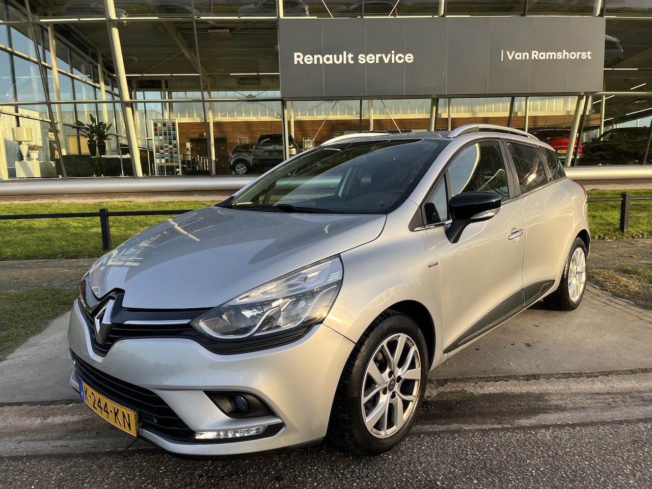 Renault Clio Estate - 0.9 TCe Limited / Dealer onderhouden/ Camera / Apple Carplay - Android Auto / Parkeersenso - AutoWereld.nl