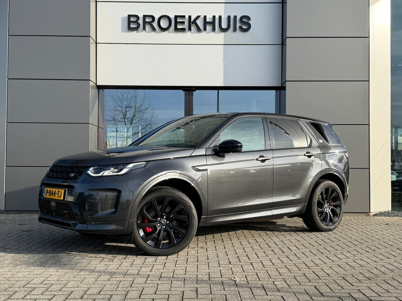 Land Rover Discovery Sport - P300e R-Dynamic SE | Cold Cliamte | Afn. trekhaak | Panoramadak | 20 Inch | Black Pack | D - AutoWereld.nl