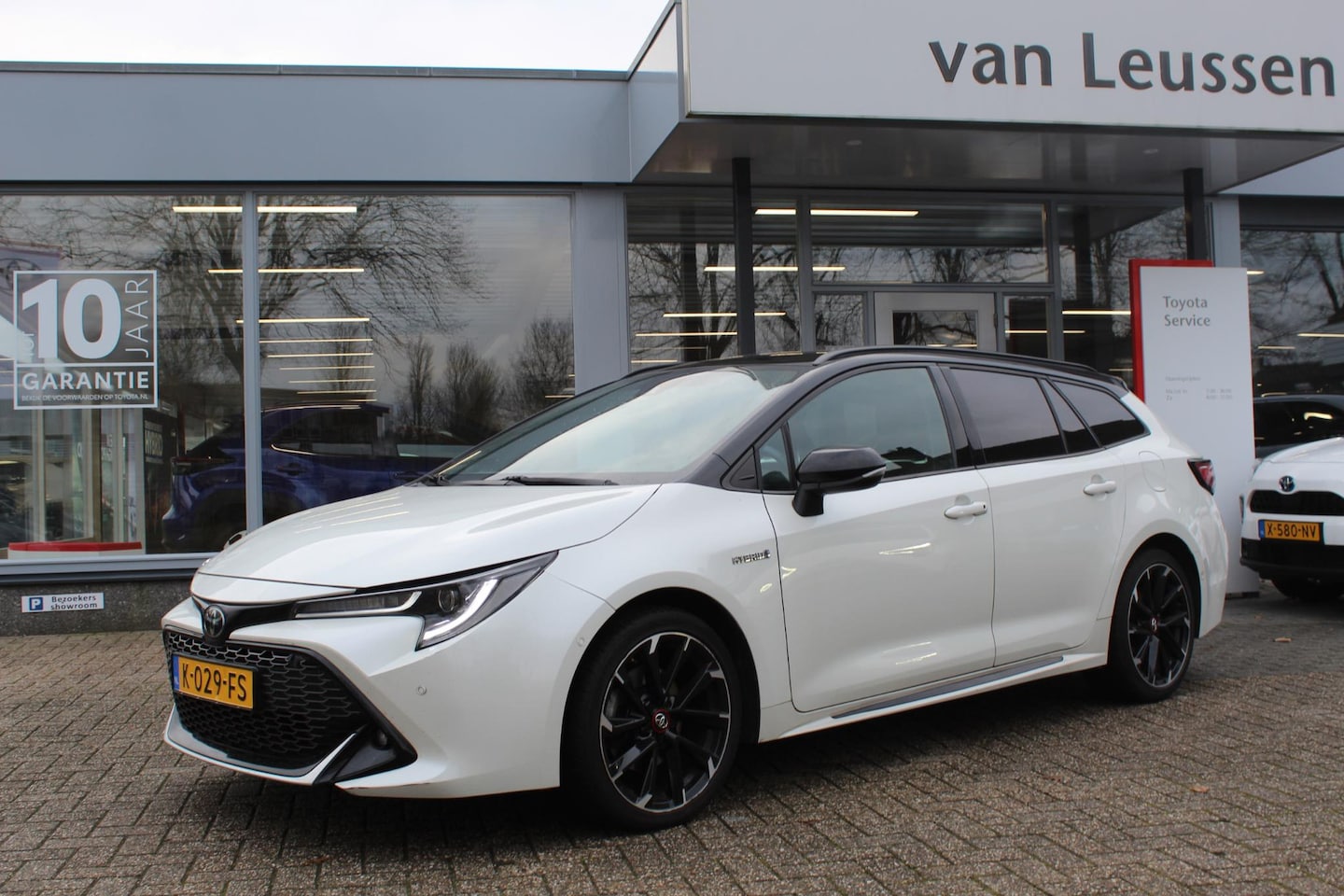 Toyota Corolla Touring Sports - 2.0 HYBRID BUSINESS GR-SPORT TREKHAAK JBL GELUID HEAD-UP EL-ACHTERKLEP DODEHOEK KEYLES A/S - AutoWereld.nl
