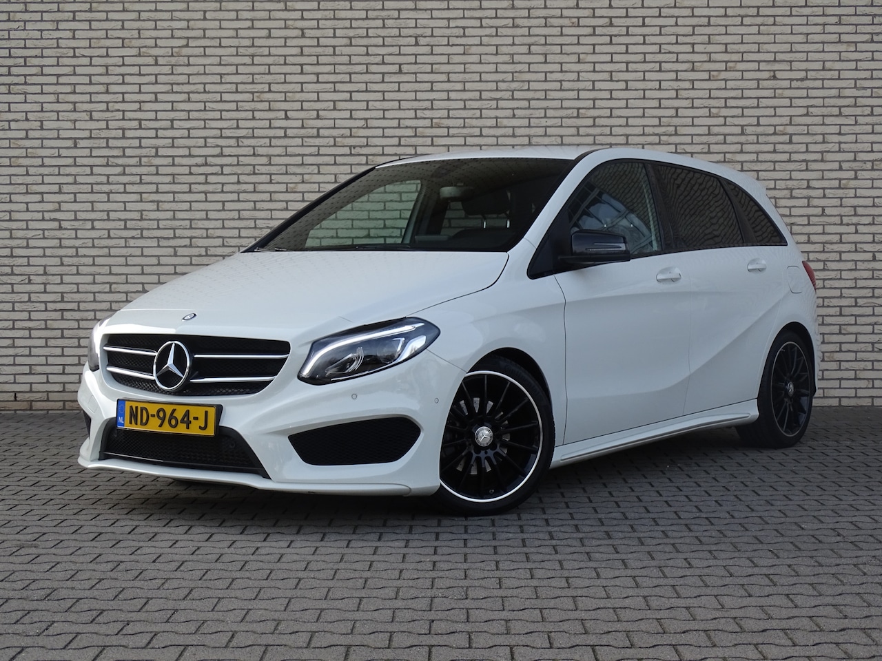Mercedes-Benz B-klasse - B 180 AMG Line l Navigatie systeem l Thermatic | 18 inch Lichtmetalen velgen l Getinte war - AutoWereld.nl
