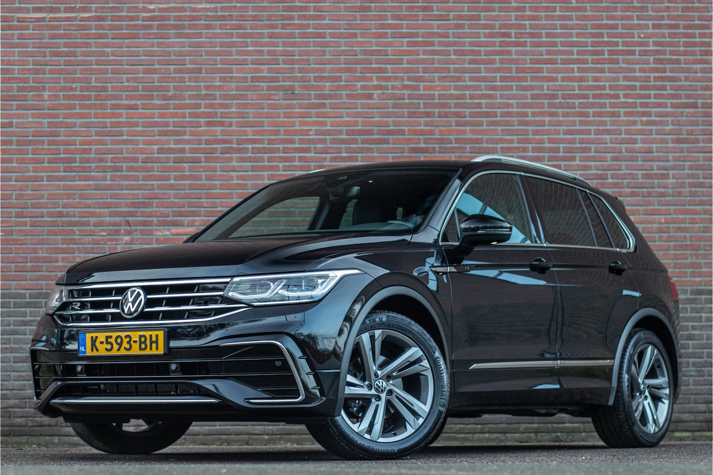 Volkswagen Tiguan - 1.5 TSI 150pk DSG R-Line Business+, Origineel NL, Trekhaak, Matrix LED, Navigatie, Keyless - AutoWereld.nl