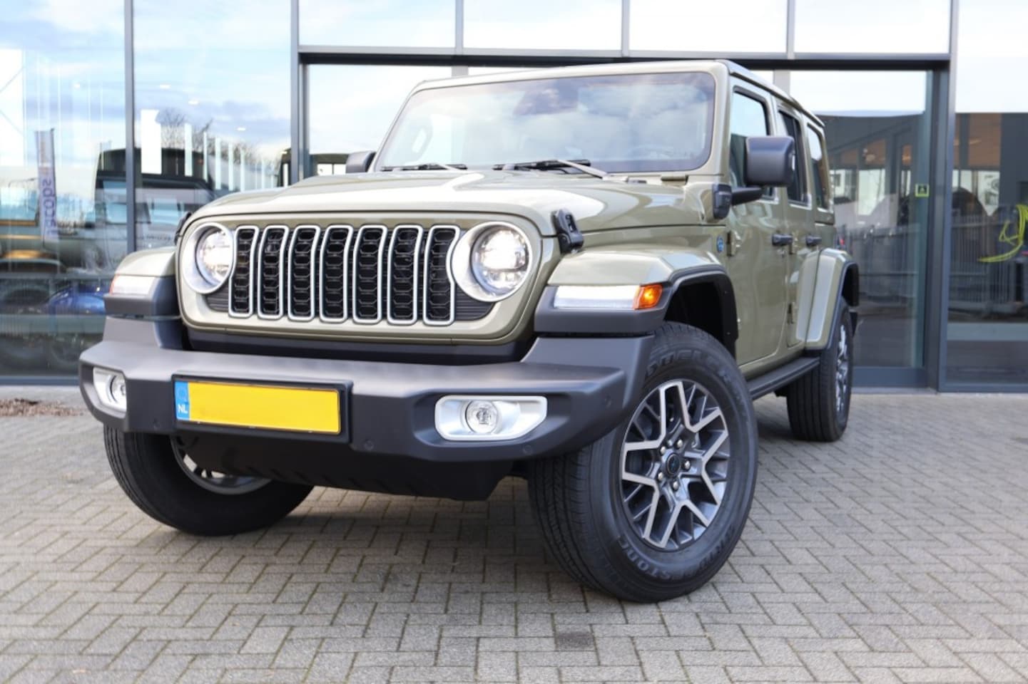 Jeep Wrangler - 4XE 380 SAHARA / Olive Drab / NIEUW MODEL 2026 - AutoWereld.nl