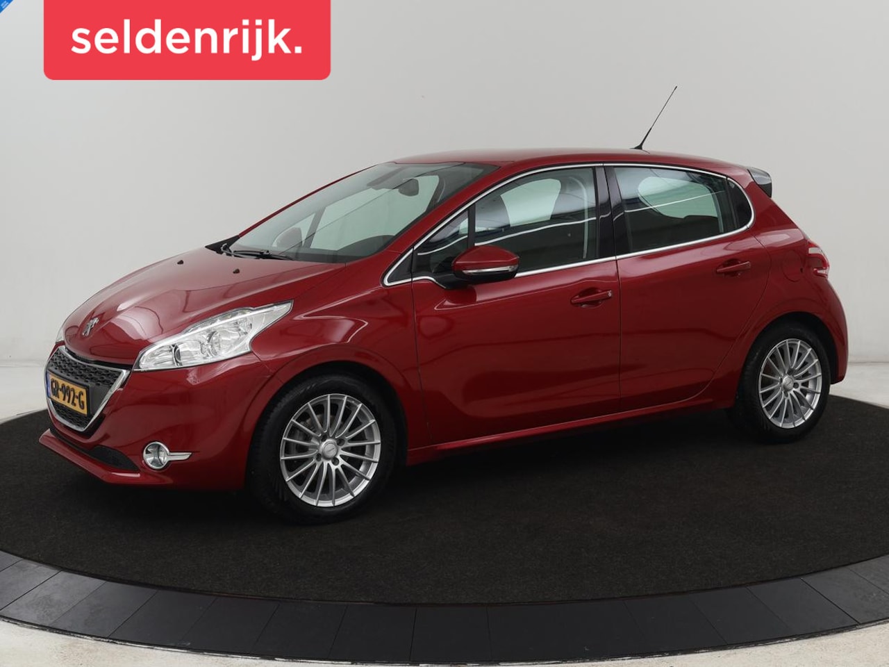 Peugeot 208 - 1.6 e-HDI Allure | Navigatie | Climate control | Cruise control | Parkeerhulp | Bluetooth - AutoWereld.nl