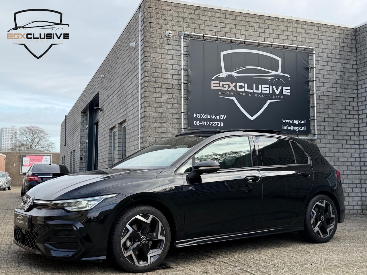 Volkswagen Golf - 1.5 eTSI R-Line Edition Pano/Alcantara/Camera - AutoWereld.nl