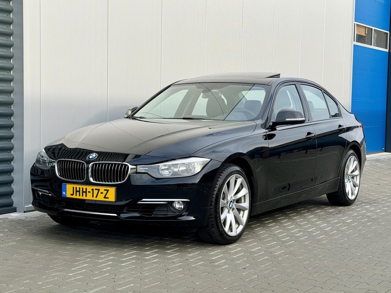 BMW 3-serie - 320i xDrive High Exe | Leer | Navi | Schuifdak - AutoWereld.nl
