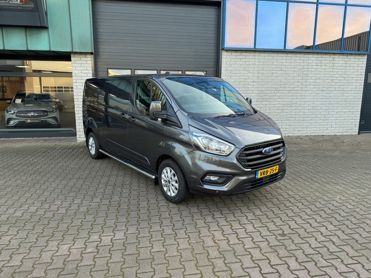 Ford Transit Custom - 300 L2 2.0L 130 PK Trekhaak 2.8T Sidebars LM velgen Airco DAB - AutoWereld.nl