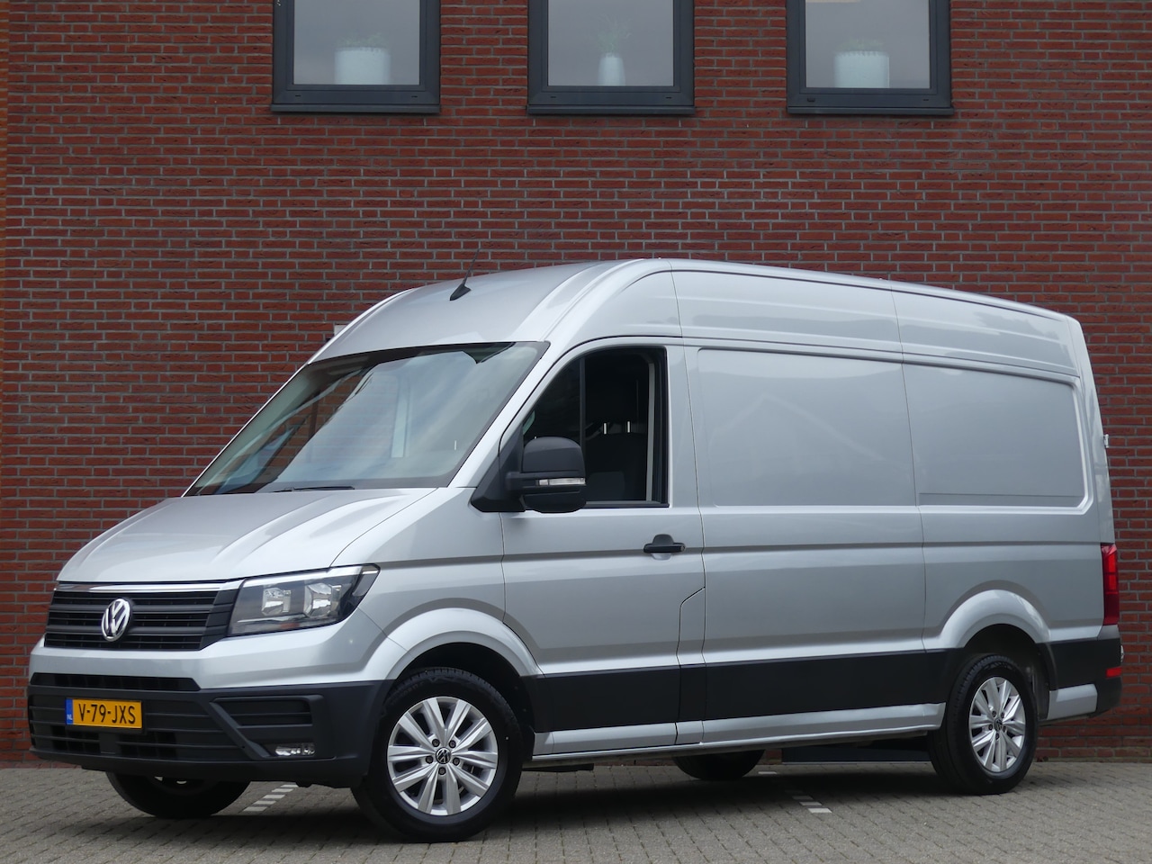 Volkswagen Crafter - 35 2.0 TDI L3H3 141PK Camera/Trekhaak/Navigatie - AutoWereld.nl